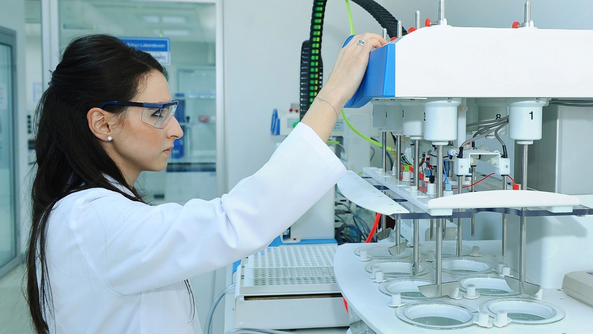 контроль качества. качество лекарственного средства. фармацевтическая лаборатория. контроль качества фармация. оборудование в фармакологических лабораториях.