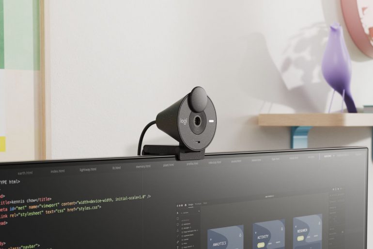 Logitech webcam Brio 300, webcam compatte e plug-and play