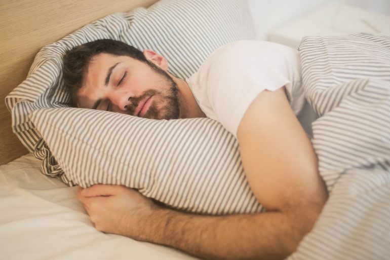 Ritorno dell’ora solare: come affrontare gli effetti sul sonno e sulla salute