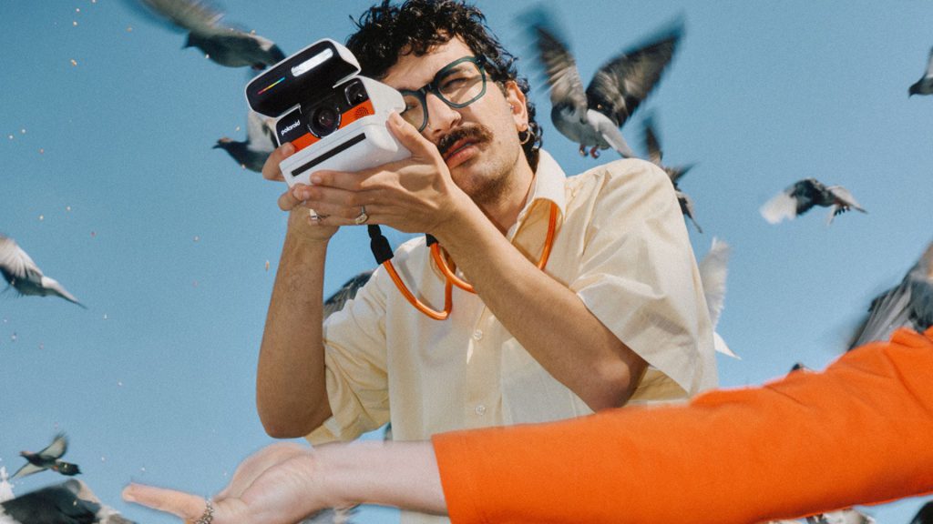 Polaroid rivoluziona l’istantanea con Flip: scatti nitidi, smart e pronti all’azione