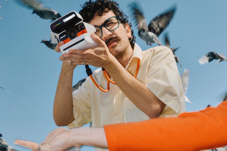 Polaroid rivoluziona l’istantanea con Flip: scatti nitidi, smart e pronti all’azione