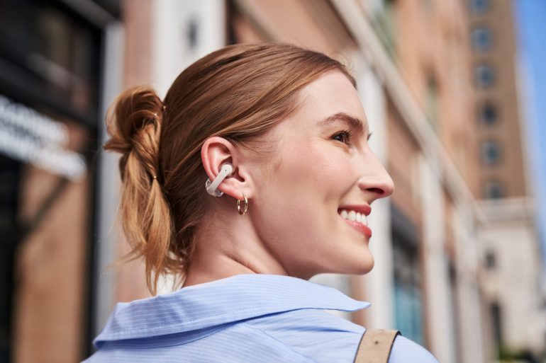 Shokz presenta OpenDots ONE, la nuova frontiera degli auricolari open-ear a clip