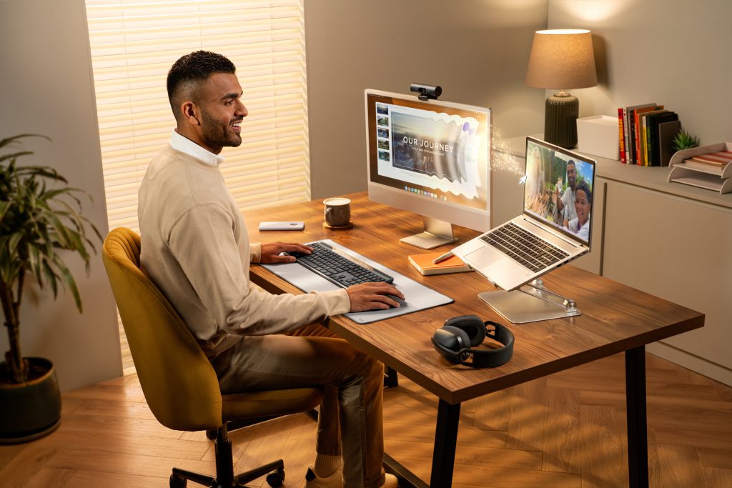 Logitech presenta la nuova tastiera alimentata dalla luce Signature Slim Solar+