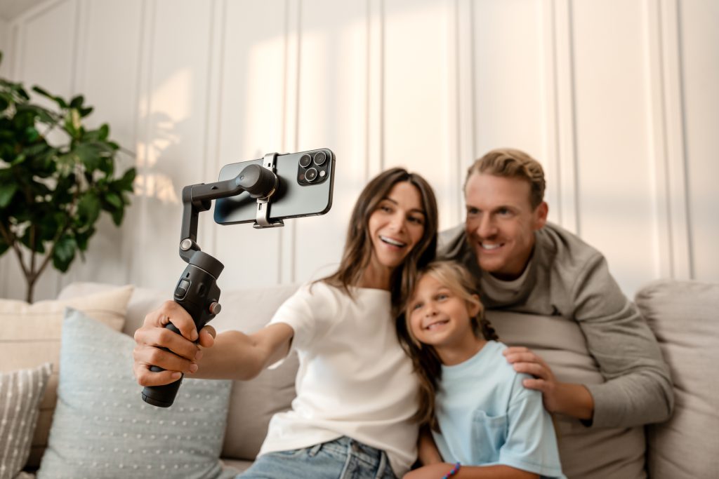 DJI presenta Osmo Mobile 8, il nuovo stabilizzatore per riprese cinematografiche