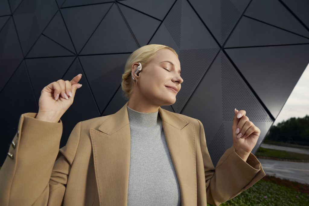 Shokz porta l’open-ear a un nuovo livello con le nuove cuffie OpenFit Pro